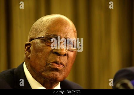 Johannesburg, Afrique du Sud. 9Th Mar, 2013. Ancien prisonnier de l'Île Roben, Andrew Mlangeni parle aux médias au sujet de son ami Nelson Mandela le 9 décembre 2013 à Johannesburg, Afrique du Sud. Le père de la Nation est décédé paisiblement le soir du 5 décembre 2013 à son domicile à Houghton en famille. Il sera enterré dans sa ville natale, Qunu, le 15 décembre 2013. Photo : Vathiswa Ruselo/Sowetan/Gallo Images/Alamy Live News Banque D'Images