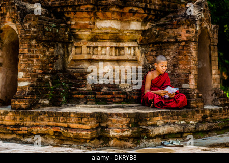 Les moines novices à leur monastère à Bagan, Myanmar Banque D'Images