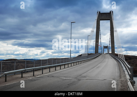 Pont à haubans de l'automobile avec la route d'asphalte Banque D'Images