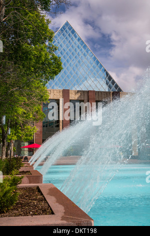 La fontaine décorative et la piscine à l'Hôtel de Ville d'Edmonton, Alberta, Canada. Banque D'Images