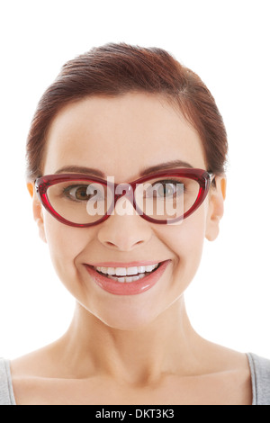 Portrait de belle femme en rouge lunettes. Isolé sur blanc. Banque D'Images