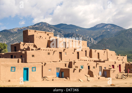 Taos Pueblo, un amérindien adobe village dans le nord du Nouveau Mexique, USA, site du patrimoine mondial de l'unesco. Banque D'Images