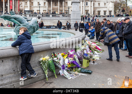 Le Président Nelson Mandela - RIP tributs floraux dans un lieu de culte pour l'Afrique du Sud, leader emblématique Trafalgar Square, Londres Banque D'Images