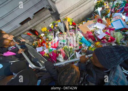 London, UK, UK. 9Th Mar, 2013. Un groupe d'enfants de l'école d'avoir un aperçu de la veillée mis en place en face de la Commission d'Afrique du Sud Crédit : Gail Orenstein/ZUMAPRESS.com/Alamy Live News Banque D'Images