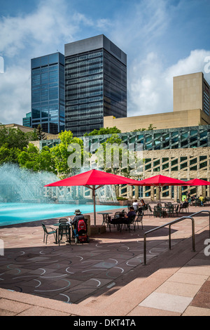 La fontaine décorative et la piscine à l'Hôtel de Ville d'Edmonton, Alberta, Canada. Banque D'Images