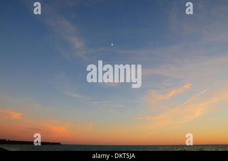Newhaven, UK. 9Th Mar, 2013. Lune sur Newhaven West Arm instants après le coucher du soleil, la température chute que sky disparaît. Crédit : David Burr/Alamy Live News Banque D'Images