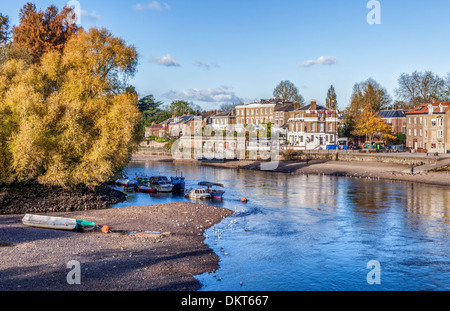 Tirage annuel hors de l'eau quitte la rivière Thames, très faible avec les bateaux échoués et exposés river bed - Richmond, Surrey Banque D'Images