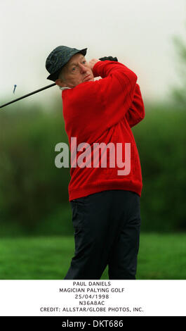 PAUL DANIELS.MAGICIEN PALYING GOLF.25/04/1998.N36A8AC. Banque D'Images