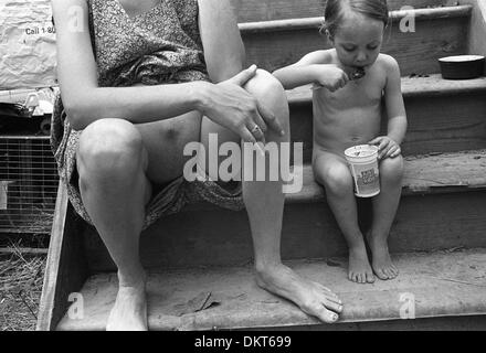 16 mai 1998 - Aux États-Unis, l'Ohio, Millfield - naissances à la maison sont largement défendu comme une expérience sacrée d'une femme qui met l'accent sur l'intuition, la spiritualité et la puissance intérieure. JENNY HUGHES et sa fille GRACE HUGHES reste après le retour d'une promenade sur leurs 47 hectares de ferme. L'eau de Jenny a éclaté le matin, mais elle n'était pas allé en travail, en fin d'après-midi et elle pensait qu'une promenade pourrait aider. Sh Banque D'Images