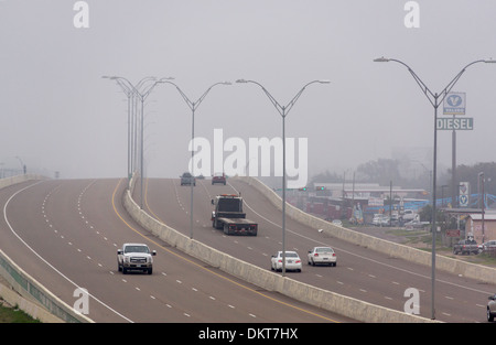 À l'est sur l'Interstate 2 américain près de Mission, TX. C'est un endroit frais et brumeux matin de décembre. Banque D'Images