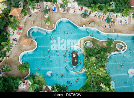 Marque, de l'Allemagne. 29 nov., 2013. Vue depuis une hauteur de 107 mètres sur les visiteurs dans les îles tropicales en baignoire de marque, Allemagne, 29 novembre 2013. Photo : Patrick Pleul/dpa/Alamy Live News Banque D'Images