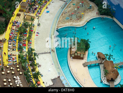 Marque, de l'Allemagne. 29 nov., 2013. Vue depuis une hauteur de 107 mètres sur les visiteurs dans les îles tropicales en baignoire de marque, Allemagne, 29 novembre 2013. Photo : Patrick Pleul/dpa/Alamy Live News Banque D'Images