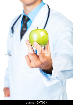 Main du médecin tenant une pomme verte fraîche gros plan sur fond blanc Banque D'Images