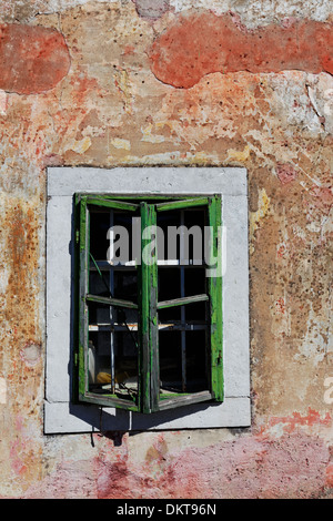 Fenêtre avec du bois pourri et peeling au plâtre, Kozina, Slovénie Banque D'Images