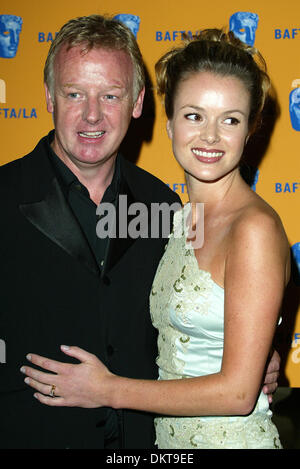 LES DENNIS & AMANDA HOLDEN.présentateur de télévision et actrice.HILLS, USA.Beverly Hilton Hotel, Beverly.12/04/2002.LA2534 Banque D'Images