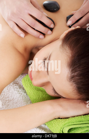 Belle femme couchée sur spa salon de massage en pierre ayant. Concept Spa. Banque D'Images