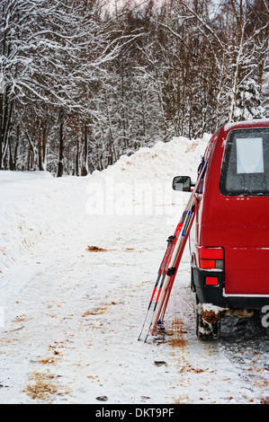 En hiver skis park - arrivé sur la voiture. Banque D'Images