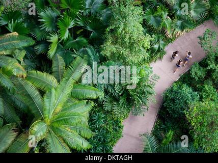 Marque, de l'Allemagne. 29 nov., 2013. Vue depuis une hauteur sur les visiteurs dans un parc à thème de la marque dans les îles tropicales, Allemagne, 29 novembre 2013. Du 29 novembre au 01 décembre, la 2e Coupe du Monde de la base de l'Intérieur a eu lieu ici avec 60 cavaliers venant de 16 pays. Photo : Patrick Pleul/dpa/Alamy Live News Banque D'Images