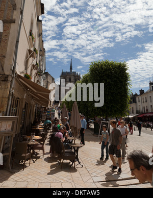 Amboise, France, en été. Les gens assis à l'extérieur restaurant en partie touristique de la ville, Château Royal en arrière-plan. Banque D'Images