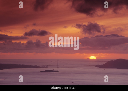 Coucher de soleil sur le Golden Gate Bridge, îles Farallon, et la baie de San Francisco, Californie Banque D'Images