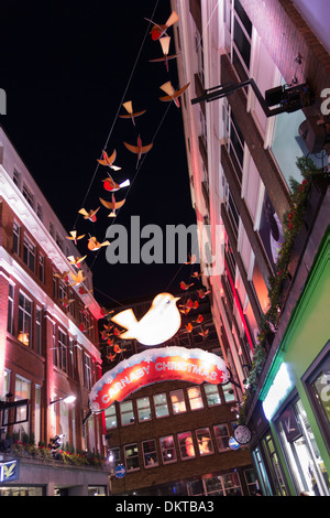 L 'année de la Robin' décorations de Noël accrocher au-dessus de Carnaby Street, Londres, Angleterre Banque D'Images