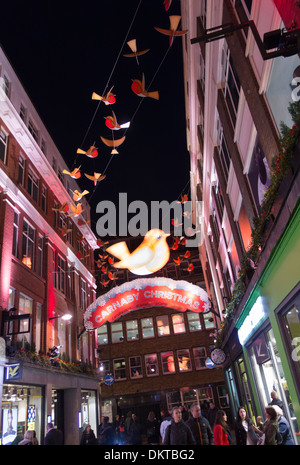 L 'année de la Robin' décorations de Noël accrocher au-dessus de Carnaby Street, Londres, Angleterre Banque D'Images