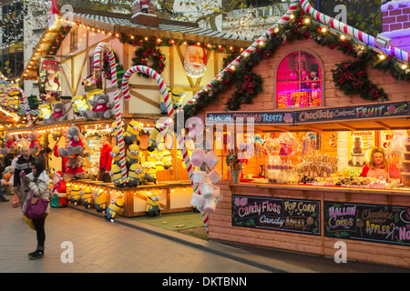 Les étals du marché de Noël à Leicester Square, Londres, Angleterre Banque D'Images