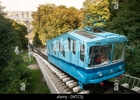 Le funiculaire reliant le centre historique de Kiev Uppertown et la partie inférieure du commerce de quartier Podil à Kiev, capitale de l'Ukraine. Banque D'Images