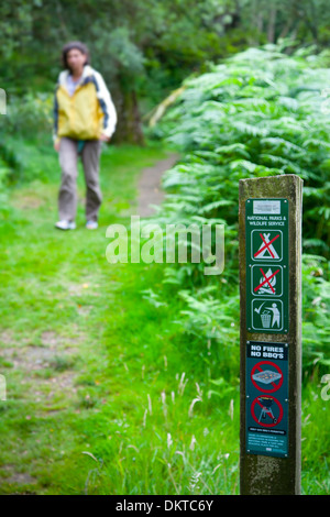 Signal et l'dans un chemin. Banque D'Images