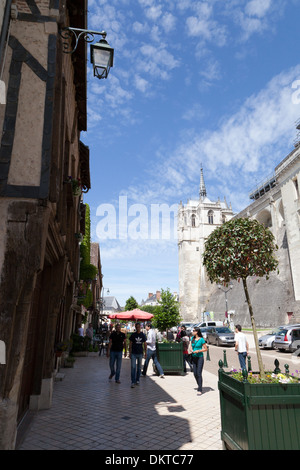 Amboise, France, en été. Les touristes dans le restaurant de la ville, Château Royal dans la vue. Banque D'Images