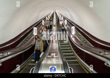 Escaliers mécaniques dans la station de métro Vokzalna à Kiev, la capitale de l'Ukraine. Banque D'Images