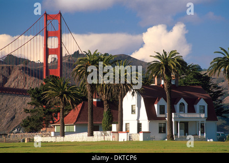 Ancien poste de garde-côte et Golden Gate Bridge vu de Crissy Field, le Presidio de San Francisco, Californie Banque D'Images