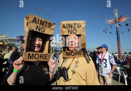 07 février 2010 - Miami Gardens, FL - Florida, USA - Etats-Unis - (transmettre) FL-Super-Bowl-0207mlj -- New Orleans Saints fans Patricia et Varney, Prejean de Manderville, LA montrer leurs costumes avant le début de Super Bowl XLIV au Sun Life Stadium, Dimanche 7 Février, 2010. Mike Stocker, Sun Sentinel (crédit Image : © Sun-Sentinel/ZUMApress.com) Banque D'Images