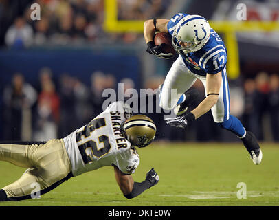 07 février 2010 - Miami Gardens, FL - Florida, USA - Etats-Unis - (transmettre) FL-Super-Bowl-0207tlm -- Indianapolis Colts receveur Austin Collie est écueil des New Orleans Saints Darren plus nette au cours du 1er trimestre de Super Bowl XLIV au Sun Life Stadium, Dimanche 7 Février, 2010. Robert Duyos, Sun Sentinel (crédit Image : © Sun-Sentinel/ZUMApress.com) Banque D'Images