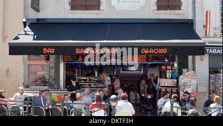 Amboise, France, en été. Les gens assis à l'extérieur du restaurant. Banque D'Images