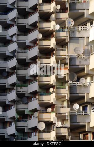 Cologne-Chorweiler, Allemagne. 09Th Nov, 2013. Accrocher les antennes satellite depuis les balcons d'un immeuble de grande hauteur à Cologne-Chorweiler, Allemagne, 02 décembre 2013. Le satellite suburb a été construit dans les années 1970 et abrite 40 000 personnes. Photo : Henning Kaiser/dpa/Alamy Live News Banque D'Images