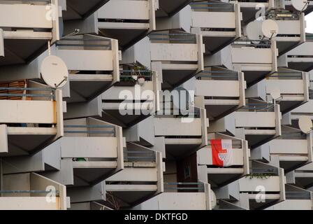 Cologne-Chorweiler, Allemagne. 09Th Nov, 2013. Accrocher les antennes satellite depuis les balcons d'un immeuble de grande hauteur à Cologne-Chorweiler, Allemagne, 02 décembre 2013. Le satellite suburb a été construit dans les années 1970 et abrite 40 000 personnes. Photo : Henning Kaiser/dpa/Alamy Live News Banque D'Images