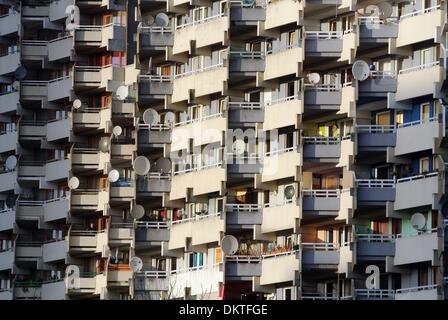 Cologne-Chorweiler, Allemagne. 09Th Nov, 2013. Accrocher les antennes satellite depuis les balcons d'un immeuble de grande hauteur à Cologne-Chorweiler, Allemagne, 02 décembre 2013. Le satellite suburb a été construit dans les années 1970 et abrite 40 000 personnes. Photo : Henning Kaiser/dpa/Alamy Live News Banque D'Images