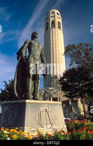 Statue devant la Coit Tower, Telegraph Hill, San Francisco, Californie Banque D'Images