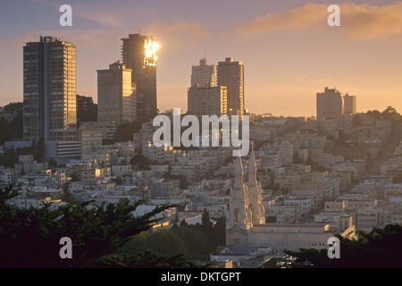 Coucher du soleil la lumière sur les immeubles à appartements sur Russian Hill, San Francisco, Californie Banque D'Images