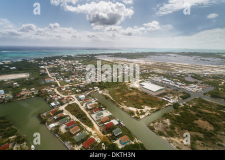 Vue aérienne de Belize City et des cayes et lagunes environnantes Banque D'Images