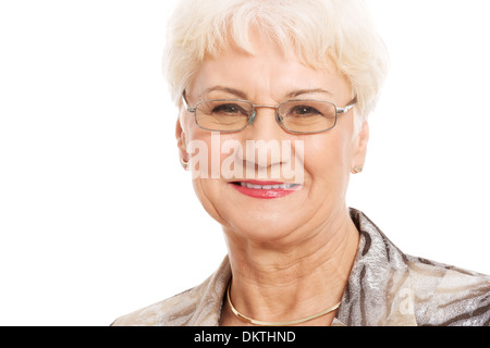 Portrait d'une vieille dame à lunettes. Isolé sur blanc. Banque D'Images