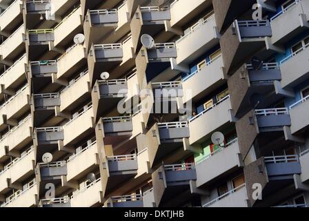 Cologne-Chorweiler, Allemagne. 09Th Nov, 2013. Accrocher les antennes satellite depuis les balcons d'un immeuble de grande hauteur à Cologne-Chorweiler, Allemagne, 02 décembre 2013. Le satellite suburb a été construit dans les années 1970 et abrite 40 000 personnes. Photo : Henning Kaiser/dpa/Alamy Live News Banque D'Images