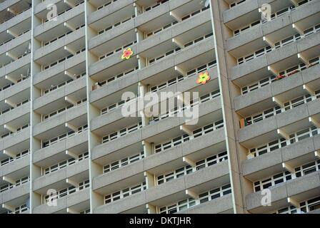 Cologne-Chorweiler, Allemagne. 09Th Nov, 2013. Les Balcons d'un immeuble de grande hauteur sont décorées avec des photos de fleurs à Cologne-Chorweiler, Allemagne, 02 décembre 2013. Le satellite suburb a été construit dans les années 1970 et abrite 40 000 personnes. Photo : Henning Kaiser/dpa/Alamy Live News Banque D'Images