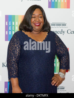 Shonda Rhimes arrive pour le dîner officiel de l'artiste en l'honneur des lauréats du Kennedy Center Honors 2013 organisé par le secrétaire d'État américain John F. Kerry au département d'État des États-Unis à Washington, DC le Samedi, Décembre 7, 2013. Credit : Ron Sachs / CNP Banque D'Images