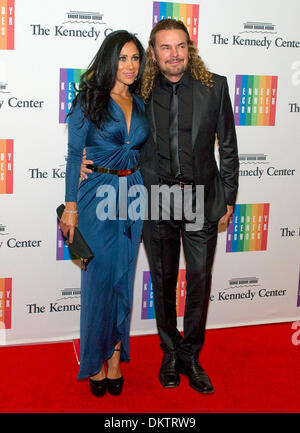 Fher Olvera et Monica Noguera Flores arrivent pour le dîner officiel de l'artiste en l'honneur des lauréats du Kennedy Center Honors 2013 organisé par le secrétaire d'État américain John F. Kerry au département d'État des États-Unis à Washington, DC le Samedi, Décembre 7, 2013. Credit : Ron Sachs / CNP Banque D'Images