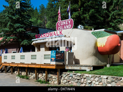 Coney Island Colorado dans Bailey, Colorado est un diner des années 50 en forme de hot-dog géant, avec des garnitures. Banque D'Images