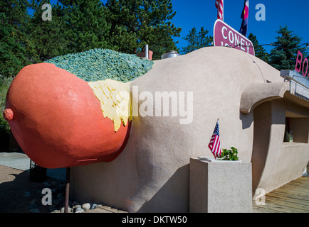 Coney Island Colorado dans Bailey, Colorado est un diner des années 50 en forme de hot-dog géant, avec des garnitures. Banque D'Images