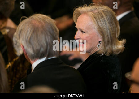 Washington, DC. Dec 8, 2013. L'actrice Glenn Close et David Shaw à une réception à la Maison Blanche pour le Centre Kennedy 2013 personnes honorées, le 8 décembre 2013 à Washington, DC. Credit : Kristoffer Tripplaar / Piscine via CNP/dpa/Alamy Live News Banque D'Images