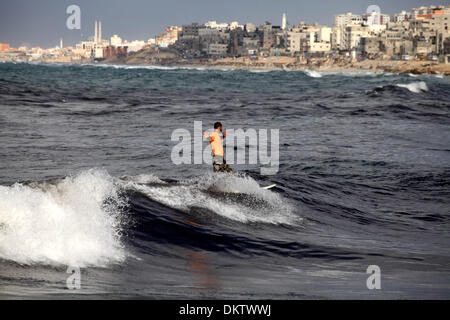 Gaza, Territoires Palestiniens, . 9Th Mar, 2013. Homme surffing à Gaza, le 9 décembre 2013.Photo : Majdi Fathi/NurPhoto Crédit : Majdi Fathi/NurPhoto ZUMAPRESS.com/Alamy/Live News Banque D'Images